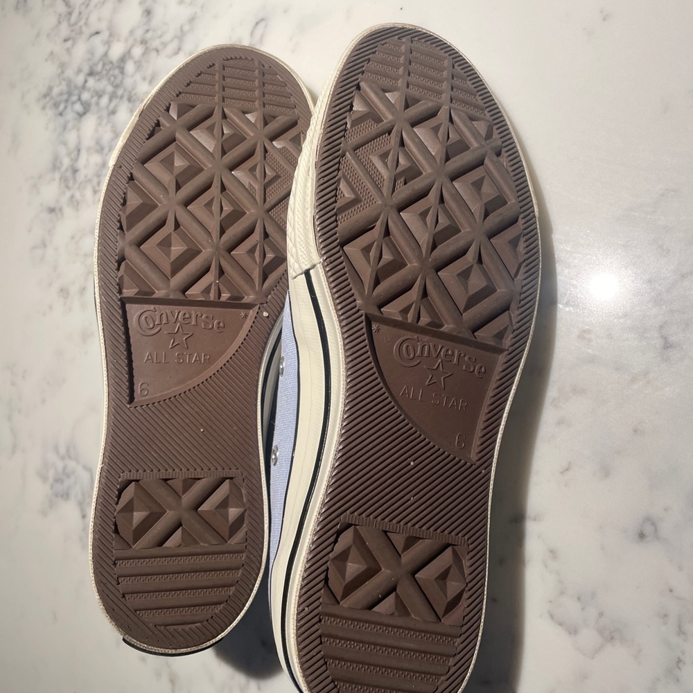 Women’s Size 8 Converse - Picture 4 of 7